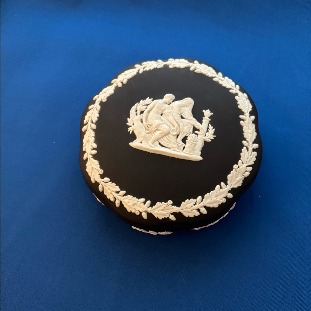 Vtg Wedgwood Jasperware Black Trinket Box with Lid